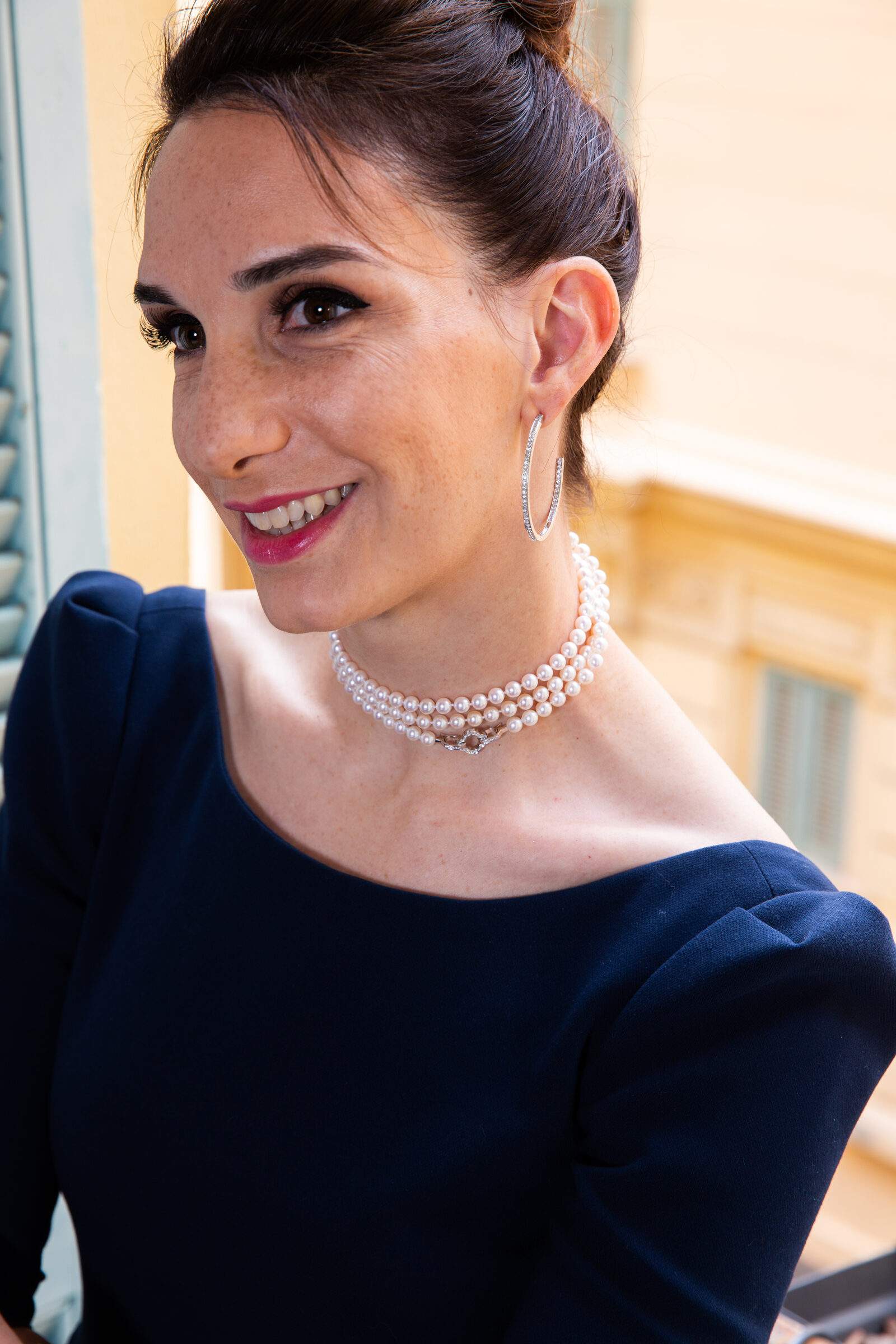 Julie portrait sourire, choker perles, boucles d'oreilles