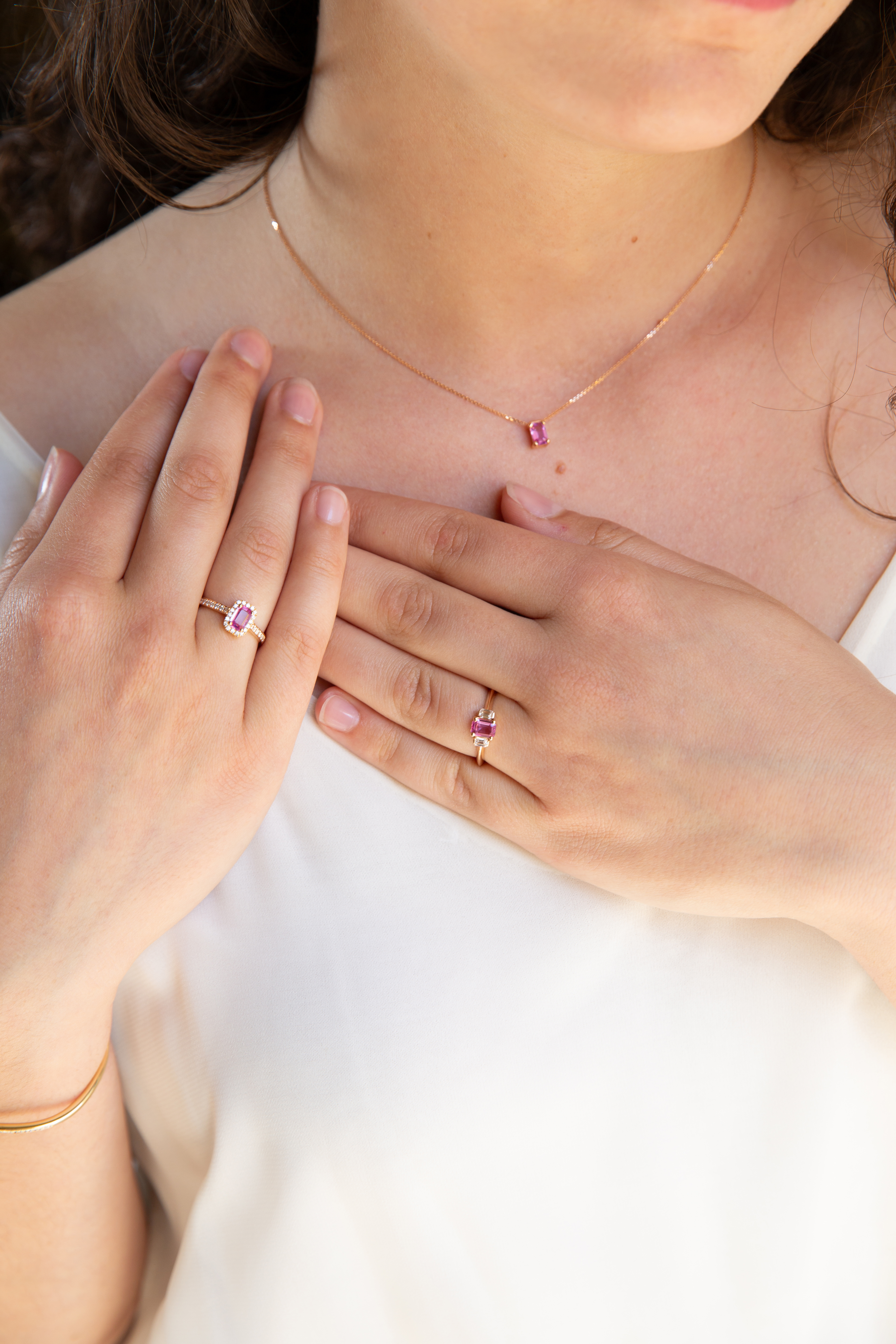 Bague Verdi Saphir Rose — gros plan sur le sertissage et le halo de diamants — look éditorial