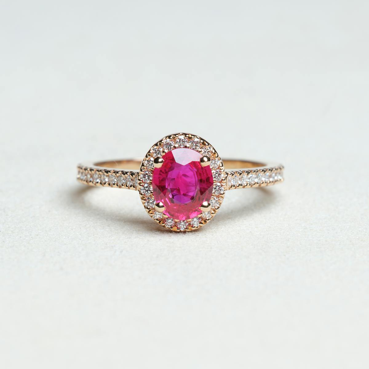 Vivaldi Rubis — bague or rouge, rubis ovale entouré de diamants