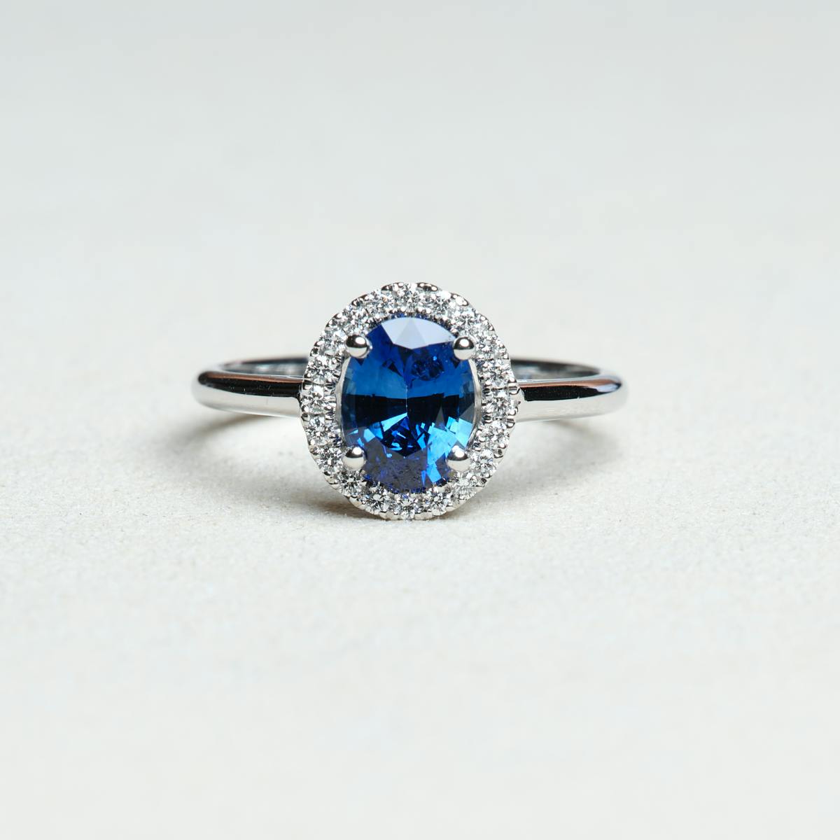 Vivaldi Saphir — bague or blanc, saphir ovale entouré de diamants