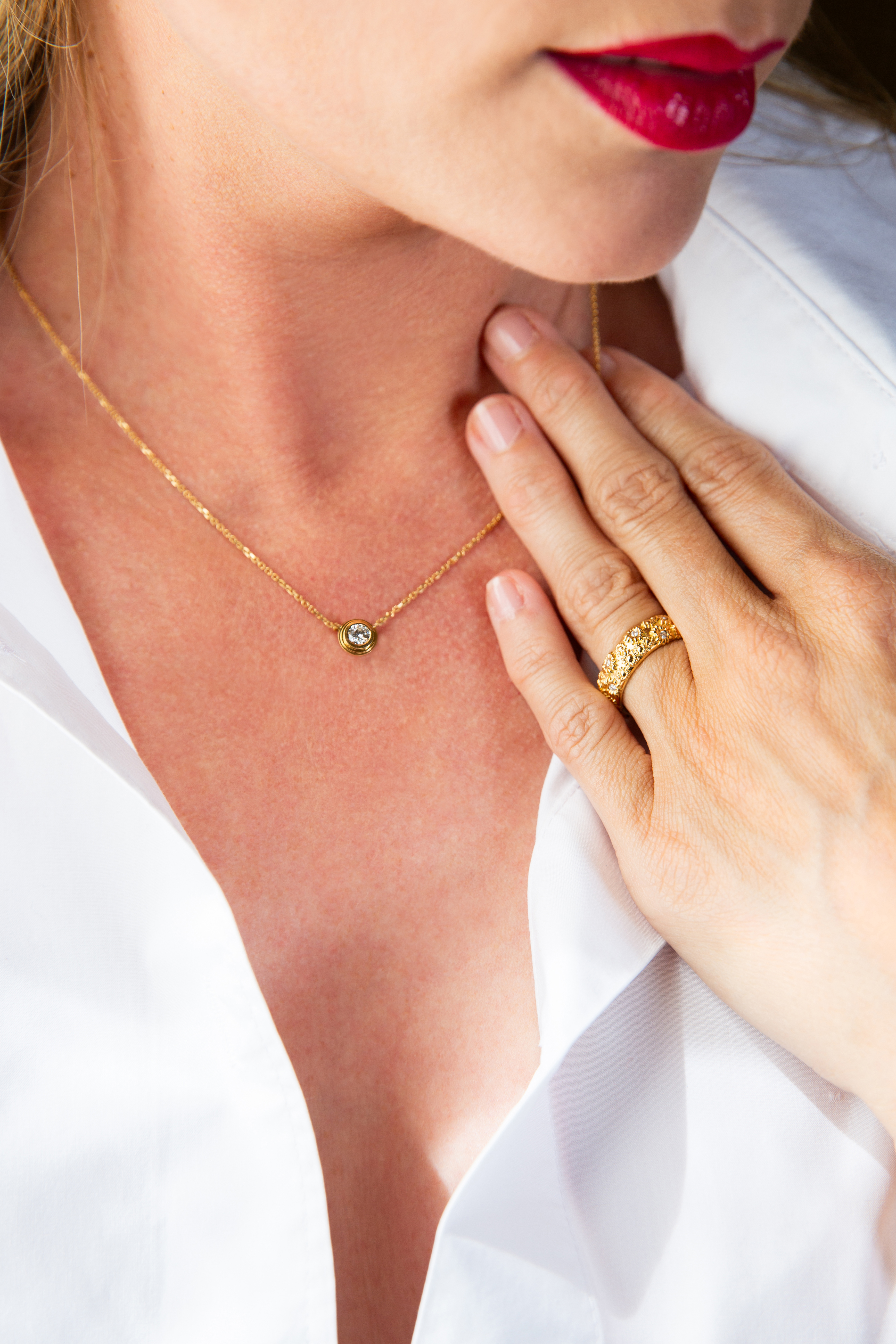 Détail : collier solitaire diamant et bague or ciselée